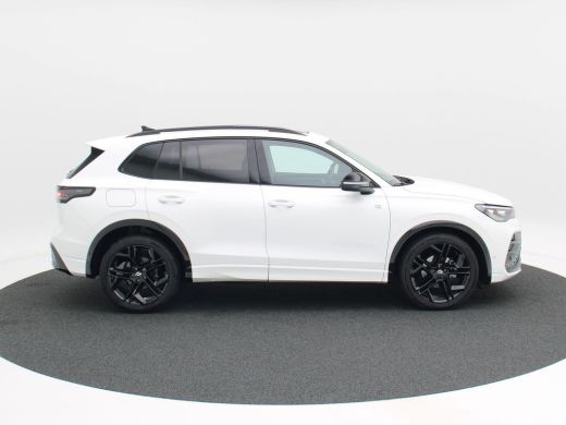 Volkswagen Tiguan 1.5 eTSi 150 Pk Automaat R-Line Edition | Black Style | Panoramadak | Trekhaak | Harman/Kardon | ... ActivLease financial lease