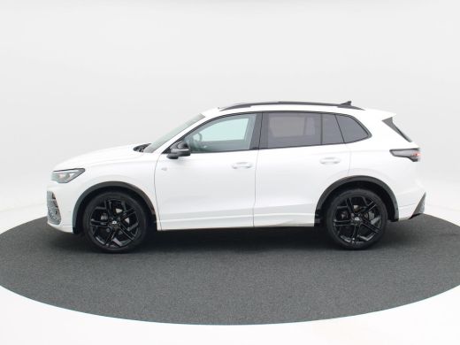 Volkswagen Tiguan 1.5 eTSi 150 Pk Automaat R-Line Edition | Black Style | Panoramadak | Trekhaak | Harman/Kardon | ... ActivLease financial lease