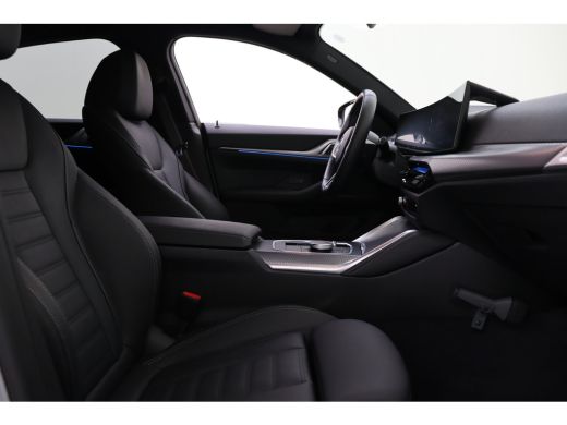BMW i4 M50 / Schuif-kanteldak / Achteruitrijcamera / M Adaptief onderstel / Adaptieve LED / Stoelverwarm... ActivLease financial lease