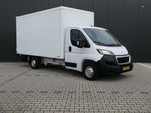 Peugeot Boxer 2.2 BlueHDi 140 L3 3.5t | Laadklep | Netjes! | Camera | Spanstangen | Meubelbak | 140pk! | Cruise... ActivLease financial lease
