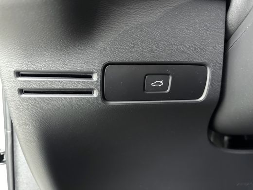 Volvo  XC40 2.0 B4 Plus Dark | Trekhaak | Reserve wiel | BLIS | Adaptive Cruiscontrol | Verwarmbare voorruit ... ActivLease financial lease