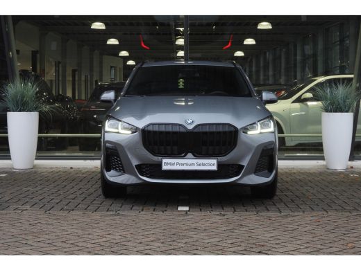 BMW 2 Serie 225e xDrive High Executive M Sport Automaat / Panoramadak / Trekhaak / Sportstoelen / M Adaptief ... ActivLease financial lease
