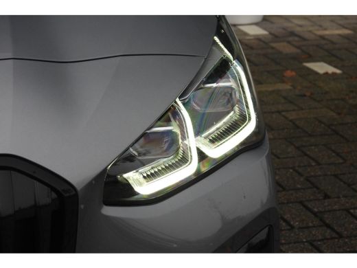 BMW 2 Serie 225e xDrive High Executive M Sport Automaat / Panoramadak / Trekhaak / Sportstoelen / M Adaptief ... ActivLease financial lease
