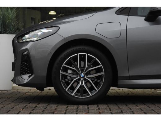BMW 2 Serie 225e xDrive High Executive M Sport Automaat / Panoramadak / Trekhaak / Sportstoelen / M Adaptief ... ActivLease financial lease