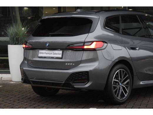 BMW 2 Serie 225e xDrive High Executive M Sport Automaat / Panoramadak / Trekhaak / Sportstoelen / M Adaptief ... ActivLease financial lease