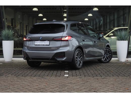 BMW 2 Serie 225e xDrive High Executive M Sport Automaat / Panoramadak / Trekhaak / Sportstoelen / M Adaptief ... ActivLease financial lease