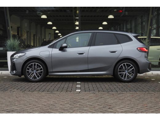 BMW 2 Serie 225e xDrive High Executive M Sport Automaat / Panoramadak / Trekhaak / Sportstoelen / M Adaptief ... ActivLease financial lease