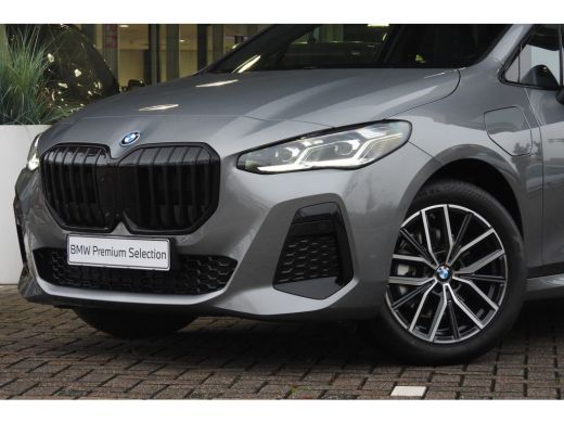 BMW 2 Serie 225e xDrive High Executive M Sport Automaat / Panoramadak / Trekhaak / Sportstoelen / M Adaptief ... ActivLease financial lease