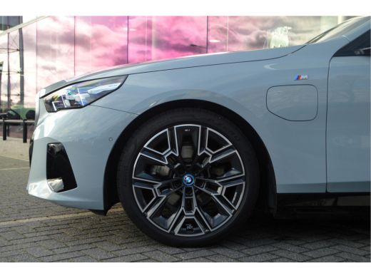 BMW 5 Serie Touring 530e M Sport Automaat / Trekhaak / M Sportonderstel / Achteruitrijcamera /  Comfort Acces... ActivLease financial lease