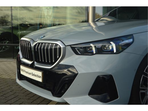 BMW 5 Serie Touring 530e M Sport Automaat / Trekhaak / M Sportonderstel / Achteruitrijcamera /  Comfort Acces... ActivLease financial lease