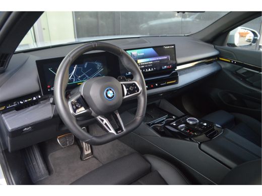 BMW 5 Serie Touring 530e M Sport Automaat / Trekhaak / M Sportonderstel / Achteruitrijcamera /  Comfort Acces... ActivLease financial lease