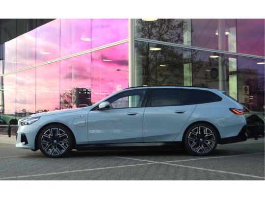 BMW 5 Serie Touring 530e M Sport Automaat / Trekhaak / M Sportonderstel / Achteruitrijcamera /  Comfort Acces... ActivLease financial lease