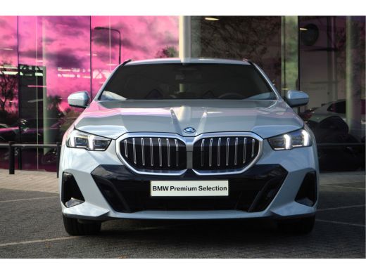 BMW 5 Serie Touring 530e M Sport Automaat / Trekhaak / M Sportonderstel / Achteruitrijcamera /  Comfort Acces... ActivLease financial lease