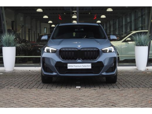 BMW X1 xDrive30e High Executive M Sport Automaat / Panoramadak / Trekhaak / Sportstoelen / M Adaptief on... ActivLease financial lease