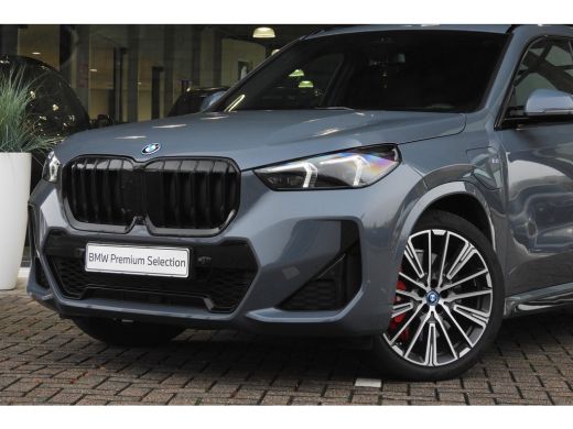BMW X1 xDrive30e High Executive M Sport Automaat / Panoramadak / Trekhaak / Sportstoelen / M Adaptief on... ActivLease financial lease