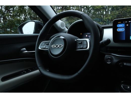 Fiat 600 1.2 Hybrid La Prima | Adapt. Cruise | Stoelverwarming | Massage | Carplay | Leder | Elektr. klep ... ActivLease financial lease