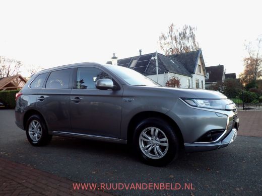 Mitsubishi Outlander 2.4 PHEV Pure KEYLESS/TREKHAAK/CAMERA/CARPLAY ActivLease financial lease
