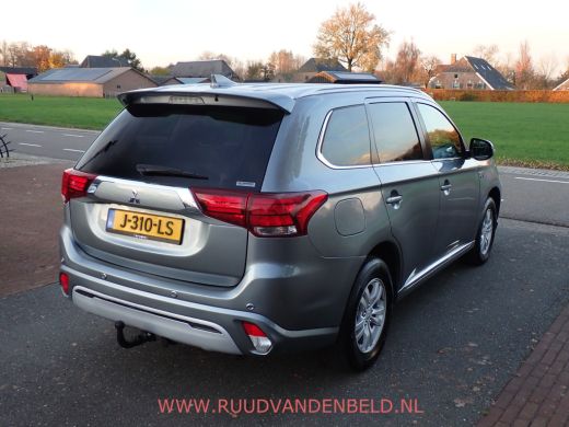 Mitsubishi Outlander 2.4 PHEV Pure KEYLESS/TREKHAAK/CAMERA/CARPLAY ActivLease financial lease