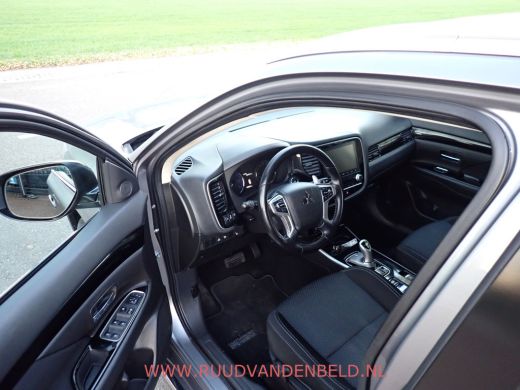 Mitsubishi Outlander 2.4 PHEV Pure KEYLESS/TREKHAAK/CAMERA/CARPLAY ActivLease financial lease