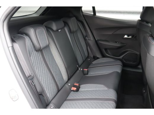 Peugeot 2008 1.2 PURETECH 130PK ALLURE PACK AUTOMAAT / NAVI / LEDER / CLIMA / LED / PDC / 17" LMV / CAMERA / W... ActivLease financial lease