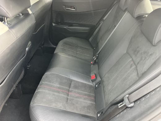 Toyota C-HR 2.0 Hybrid GR-Sport | Trekhaak | Navigatie | Stoelverwarming | 19 inch LM-velgen | ActivLease financial lease