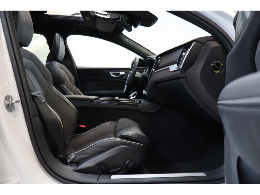 Volvo  V60 T6 350PK Ultra Dark 360&deg; | Trekhaak | Stoel&Stuur Verw. | 19'' | Panoramadak | Adap Cruise ActivLease financial lease