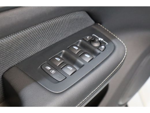 Volvo  V60 T6 350PK Ultra Dark 360&deg; | Trekhaak | Stoel&Stuur Verw. | 19'' | Panoramadak | Adap Cruise ActivLease financial lease