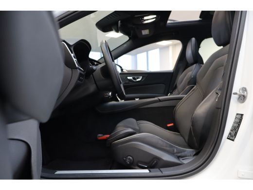 Volvo  V60 T6 350PK Ultra Dark 360&deg; | Trekhaak | Stoel&Stuur Verw. | 19'' | Panoramadak | Adap Cruise ActivLease financial lease