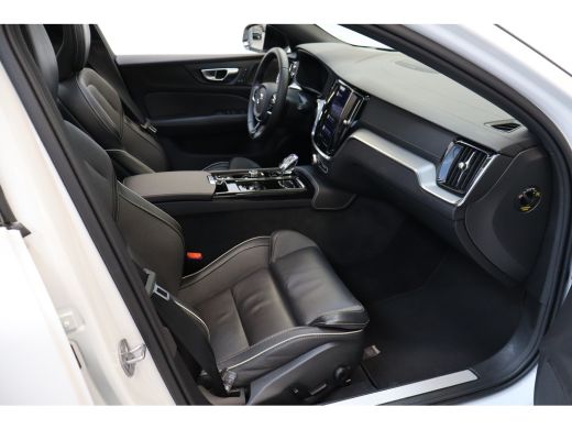 Volvo  V60 T6 350PK Ultra Dark 360&deg; | Trekhaak | Stoel&Stuur Verw. | 19'' | Panoramadak | Adap Cruise ActivLease financial lease