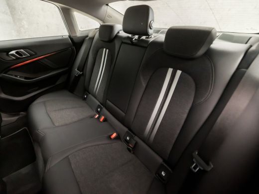 BMW 2 Serie Gran Coup&eacute; 218i Sport Automaat (APPLE CARPLAY, M STUUR, GROOT NAVI, LEDER, GETINT GLAS, SFEERVERL... ActivLease financial lease