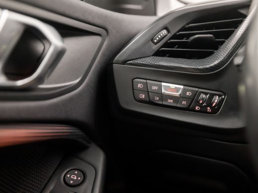 BMW 2 Serie Gran Coup&eacute; 218i Sport Automaat (APPLE CARPLAY, M STUUR, GROOT NAVI, LEDER, GETINT GLAS, SFEERVERL... ActivLease financial lease