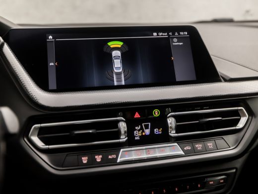 BMW 2 Serie Gran Coup&eacute; 218i Sport Automaat (APPLE CARPLAY, M STUUR, GROOT NAVI, LEDER, GETINT GLAS, SFEERVERL... ActivLease financial lease