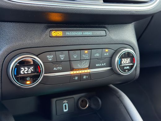 Ford Focus 1.0 EcoBoost Titanium Business LED | Parkeersensoren | Keyless | Full map navigatie | Climate con... ActivLease financial lease