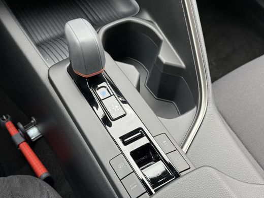 Toyota C-HR 2.0 Plug-in Hybrid 220 Dynamic **STOEL EN STUURWIELVERWARMING/ DODEHOEK DETECTIE/ PARKEERSENSOREN... ActivLease financial lease