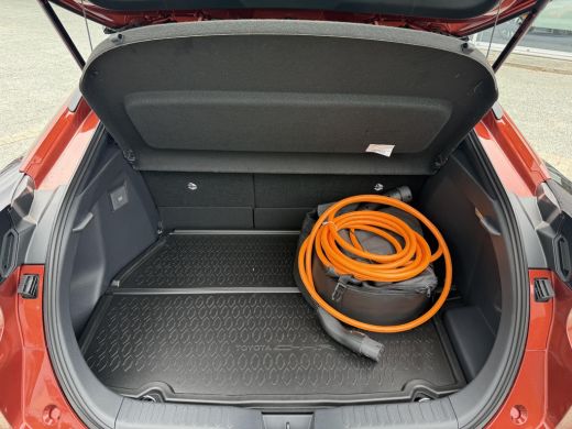 Toyota C-HR 2.0 Plug-in Hybrid 220 Dynamic **STOEL EN STUURWIELVERWARMING/ DODEHOEK DETECTIE/ PARKEERSENSOREN... ActivLease financial lease