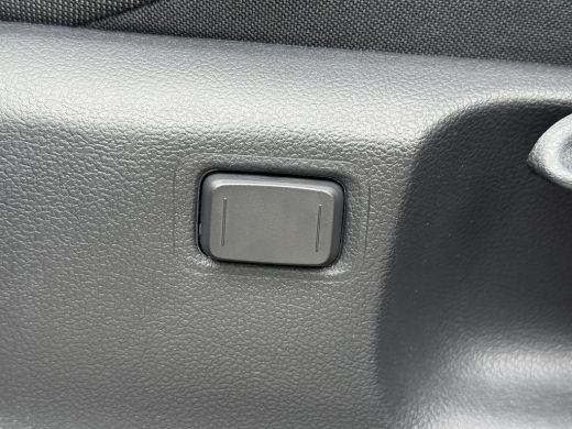 Toyota C-HR 2.0 Plug-in Hybrid 220 Dynamic **STOEL EN STUURWIELVERWARMING/ DODEHOEK DETECTIE/ PARKEERSENSOREN... ActivLease financial lease