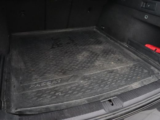 Volkswagen Passat 1.5 TSI Elegance Business R | Leder/Alcantara | Stoelverwarming | Trekhaak | Adaptive cruise | Ma... ActivLease financial lease