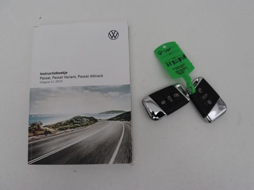 Volkswagen Passat 1.5 TSI Elegance Business R | Leder/Alcantara | Stoelverwarming | Trekhaak | Adaptive cruise | Ma... ActivLease financial lease