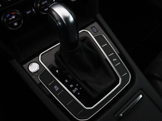 Volkswagen Passat 1.5 TSI Elegance Business R | Leder/Alcantara | Stoelverwarming | Trekhaak | Adaptive cruise | Ma... ActivLease financial lease