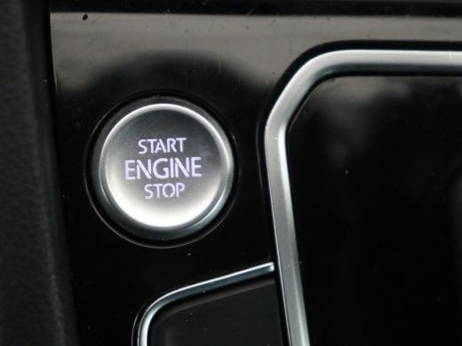 Volkswagen Passat 1.5 TSI Elegance Business R | Leder/Alcantara | Stoelverwarming | Trekhaak | Adaptive cruise | Ma... ActivLease financial lease