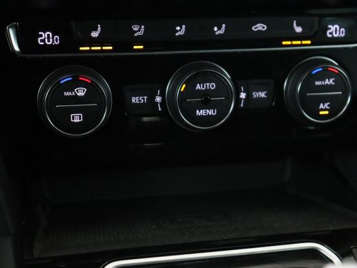 Volkswagen Passat 1.5 TSI Elegance Business R | Leder/Alcantara | Stoelverwarming | Trekhaak | Adaptive cruise | Ma... ActivLease financial lease