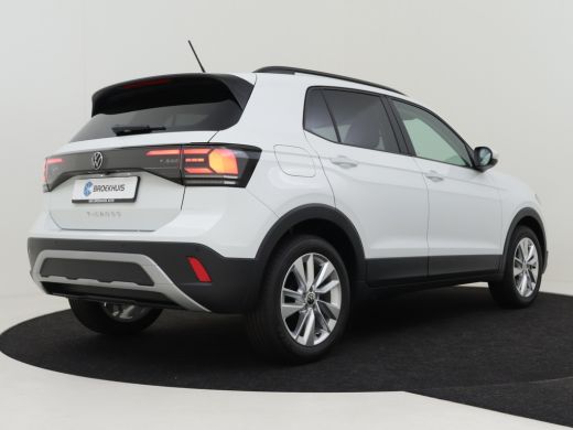 Volkswagen T-Cross Life Edition Inclusief &euro;2000,- inruilvoordeel | 'App-Connect' draadloze smartphone integratie | A... ActivLease financial lease