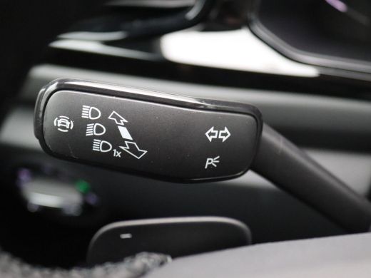 Volkswagen T-Roc 1.5 TSI R-Line Business 150PK DSG Trekhaak, Pano-Schuifdak, 19" LM Velgen, Black Style, LED-Matri... ActivLease financial lease