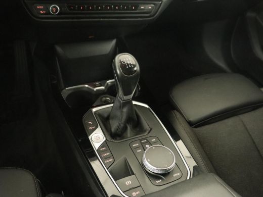 BMW 1 Serie 118i Sport Line | Sportstoelen | Carplay | Live Cockpit | Full LED | Navigatie | Half leder | Par... ActivLease financial lease