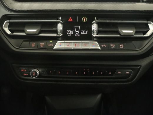 BMW 1 Serie 118i Sport Line | Sportstoelen | Carplay | Live Cockpit | Full LED | Navigatie | Half leder | Par... ActivLease financial lease