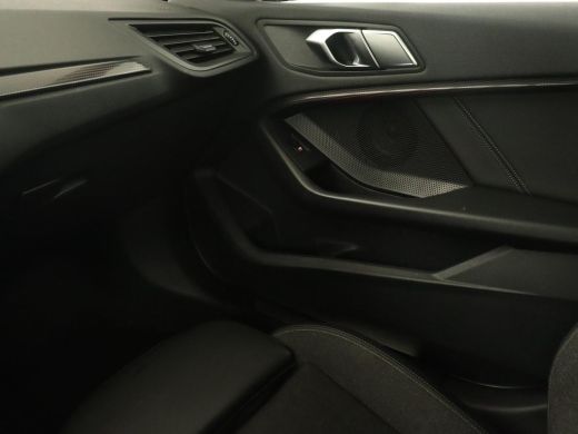 BMW 1 Serie 118i Sport Line | Sportstoelen | Carplay | Live Cockpit | Full LED | Navigatie | Half leder | Par... ActivLease financial lease