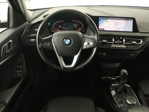 BMW 1 Serie 118i Sport Line | Sportstoelen | Carplay | Live Cockpit | Full LED | Navigatie | Half leder | Par... ActivLease financial lease
