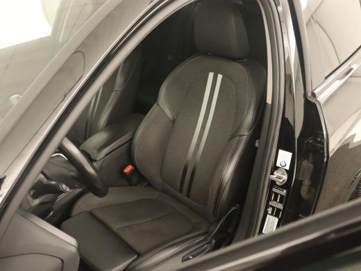 BMW 1 Serie 118i Sport Line | Sportstoelen | Carplay | Live Cockpit | Full LED | Navigatie | Half leder | Par... ActivLease financial lease