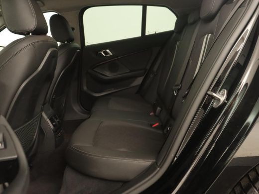 BMW 1 Serie 118i Sport Line | Sportstoelen | Carplay | Live Cockpit | Full LED | Navigatie | Half leder | Par... ActivLease financial lease