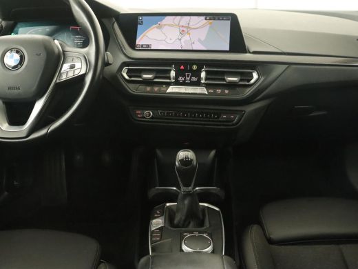 BMW 1 Serie 118i Sport Line | Sportstoelen | Carplay | Live Cockpit | Full LED | Navigatie | Half leder | Par... ActivLease financial lease
